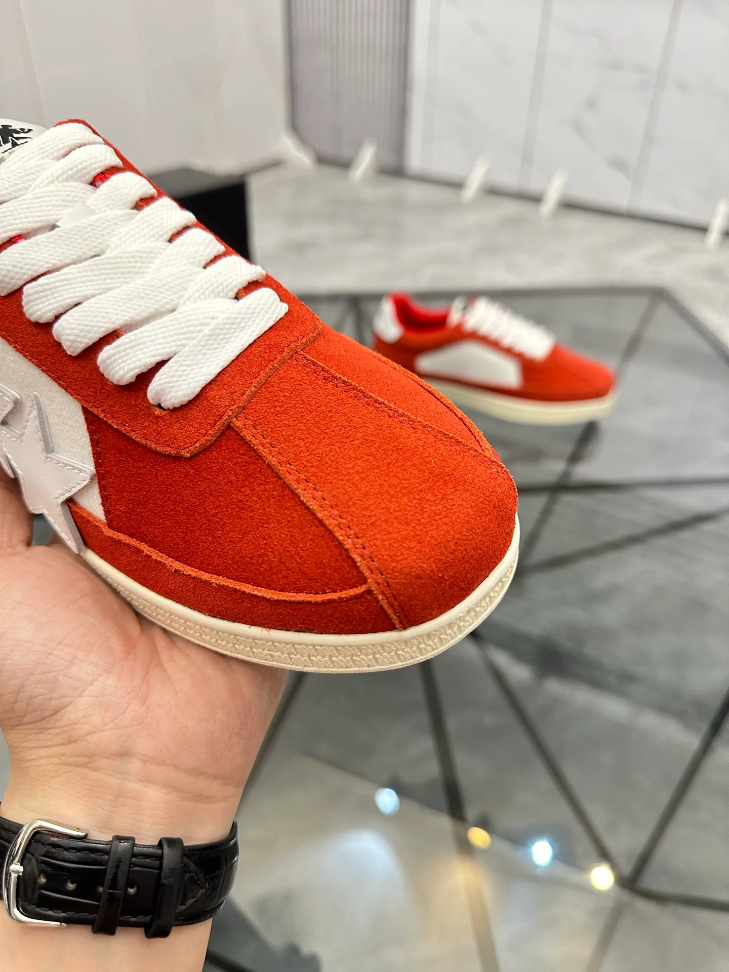 Men's shoes: 💰P420¥ Product trademark: AMIRI* "Amir*" low-top casual shoes Regular size: 38-45 (can be customized to 46) Product material: imported nubuck leather upper, breathable lining, original outsole. Number: 001